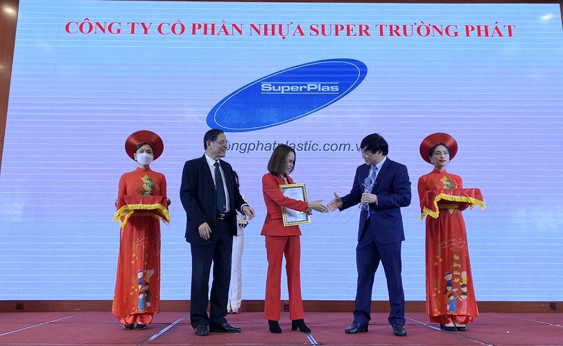 Nhựa[-]Super[-]Trường[-]Phát:[-]Đạt[-]top[-]10[-]doanh[-]nghiệp[-]công[-]nghệ[-]“xanh”[-]vươn[-]ra[-]biển[-]lớn